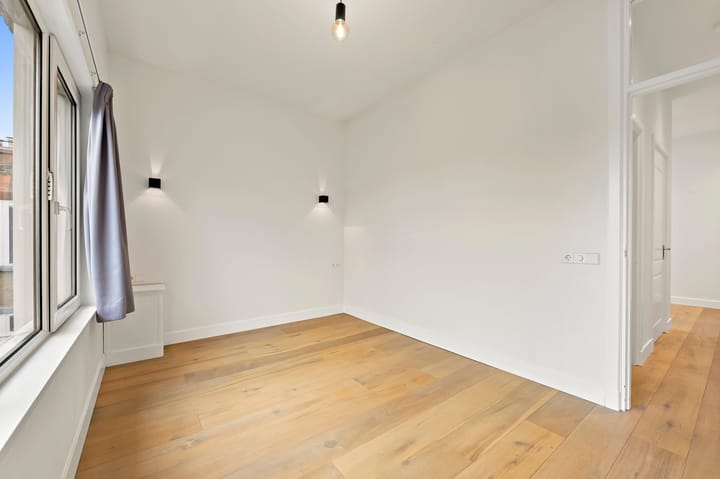 Foto 7 van Caan van Necklaan 184