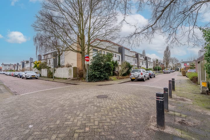 Foto 48 van Menadostraat 21