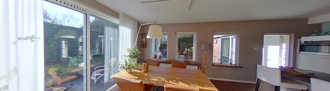 Woonkamer en richting keuken