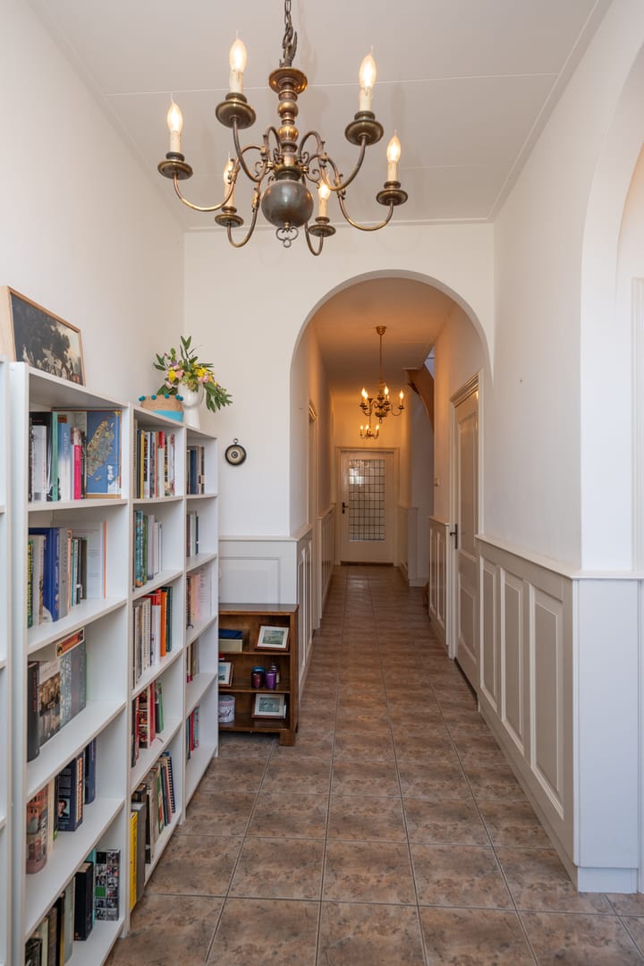 Foto 9 van Warmoesstraat 10