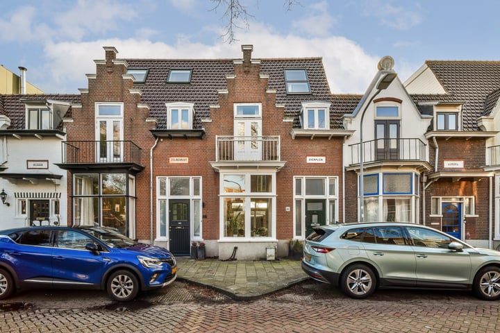 Bekijk foto 1 van Dr. Leijdsstraat 84