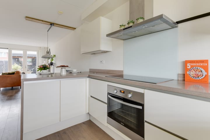 Photo 19 of P. van der Meerschstraat 15