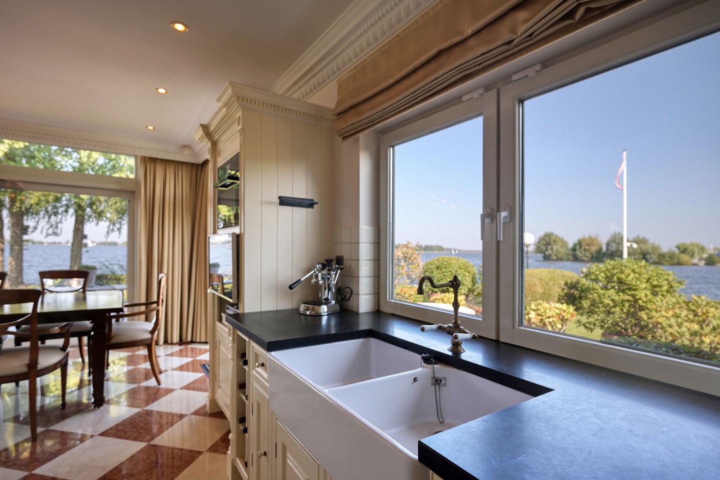 Foto 10 van Nieuw-Loosdrechtsedijk 306