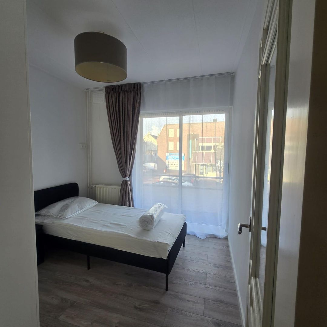 Photo 13 of Prins Hendrikstraat 1-B