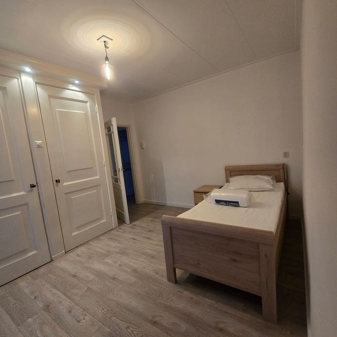 Photo 11 of Prins Hendrikstraat 1-B