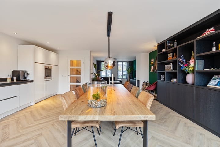 Foto 12 van Van Bergenplein 11