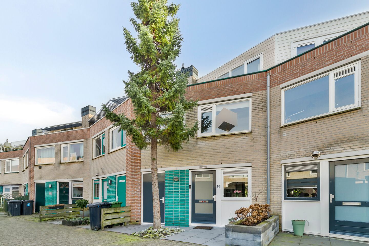 Foto 1 van Adrienne Solserpad 16