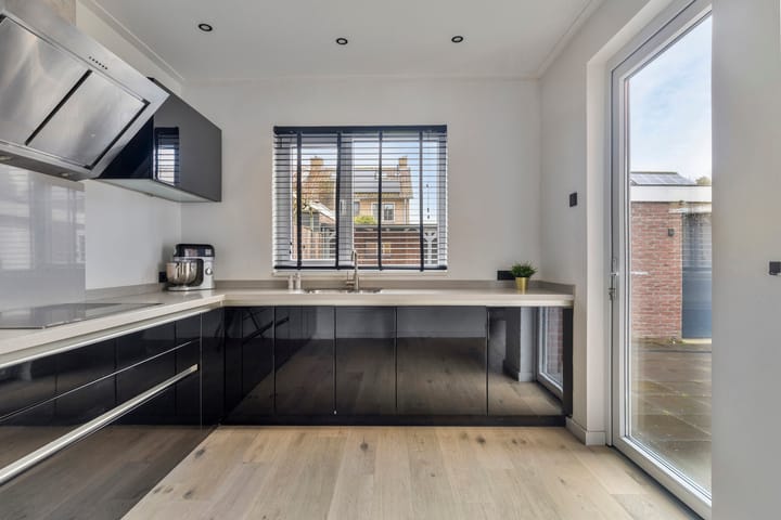 Photo 12 of Voltastraat 4