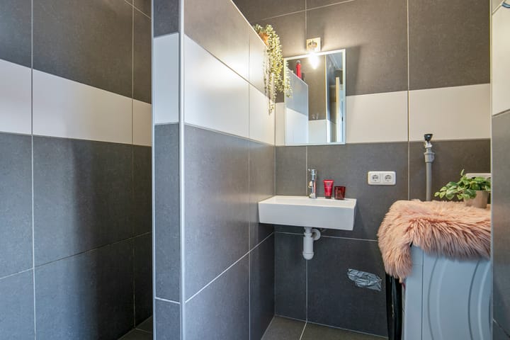 Foto 13 van Tholensstraat 143