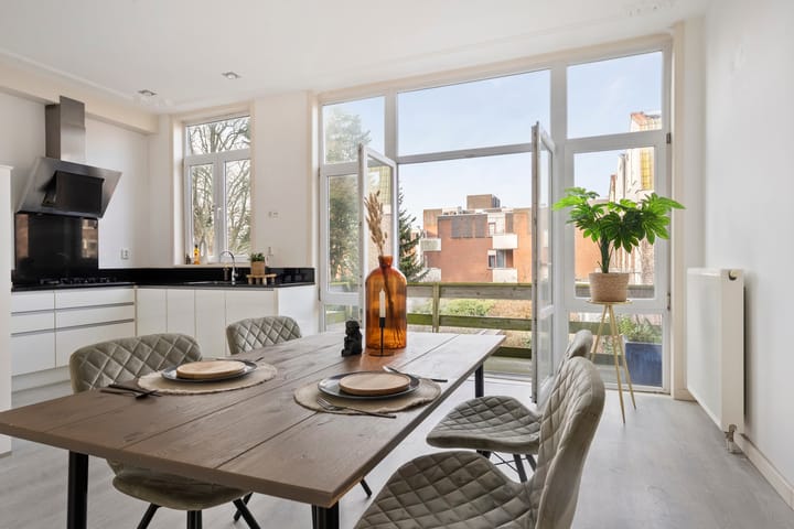 Photo 6 of Voorhelmstraat 6-A