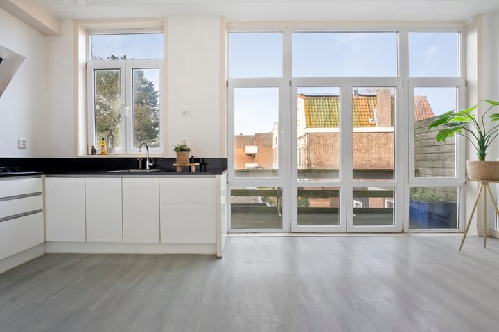 Photo 11 of Voorhelmstraat 6-A