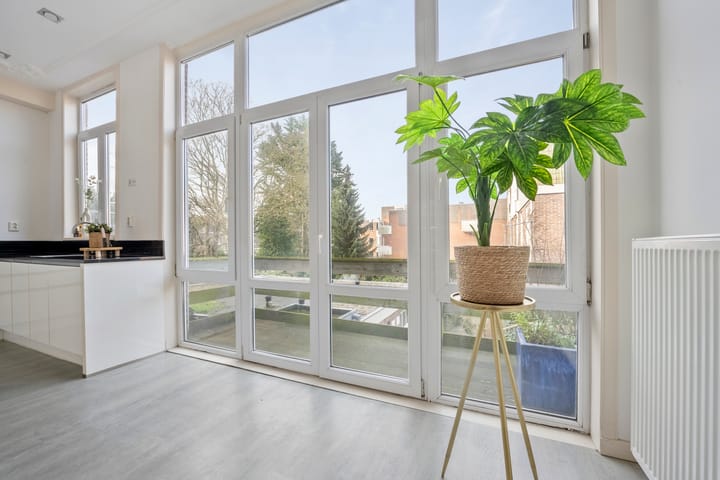 Photo 12 of Voorhelmstraat 6-A