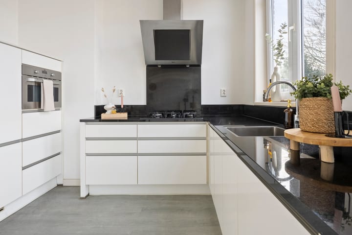 Photo 14 of Voorhelmstraat 6-A