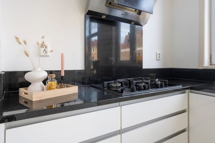 Photo 15 of Voorhelmstraat 6-A