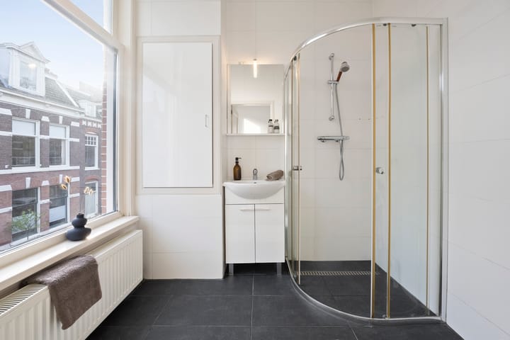 Photo 21 of Voorhelmstraat 6-A