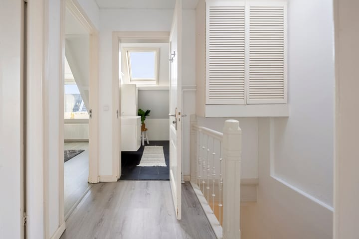 Photo 24 of Voorhelmstraat 6-A