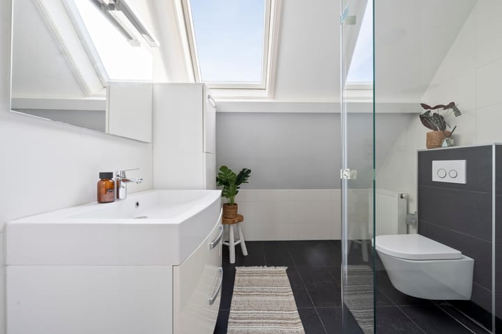 Photo 25 of Voorhelmstraat 6-A