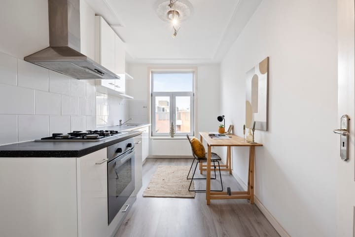 Photo 28 of Voorhelmstraat 6-A