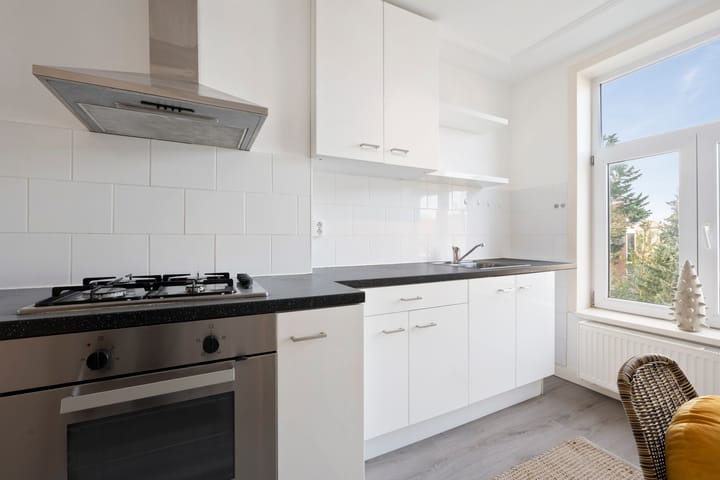 Photo 29 of Voorhelmstraat 6-A