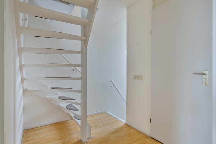 Photo 17 of Zeehondstraat 48