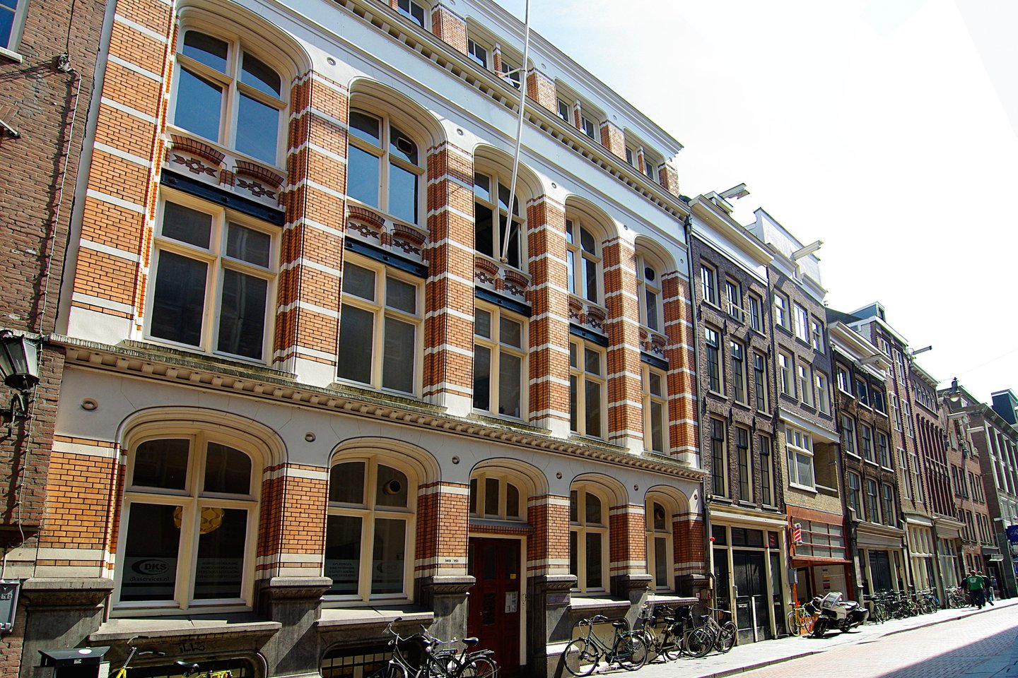 View photo 2 of Warmoesstraat 149