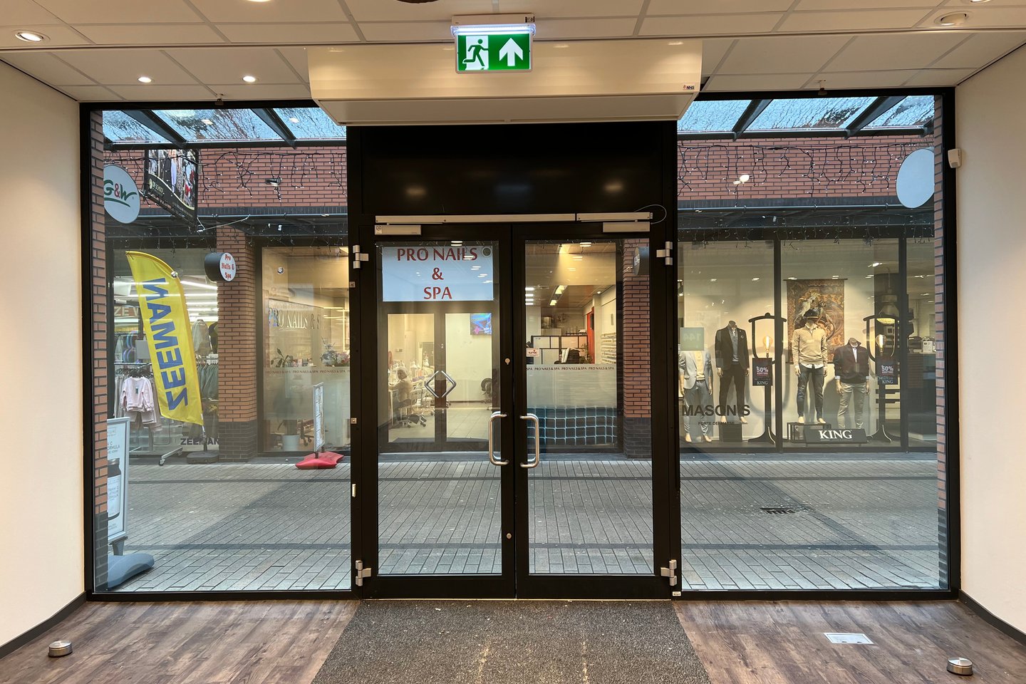 Bekijk foto 4 van Winkelcentrum De Schoof 144