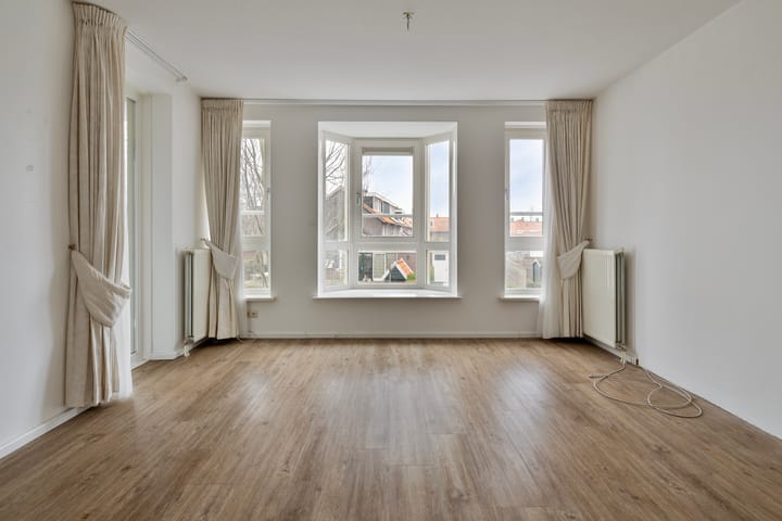 Photo 2 of Julianalaan 4-C