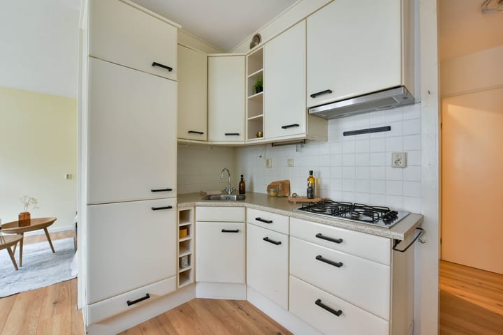 Photo 8 of Leliestraat 4-C