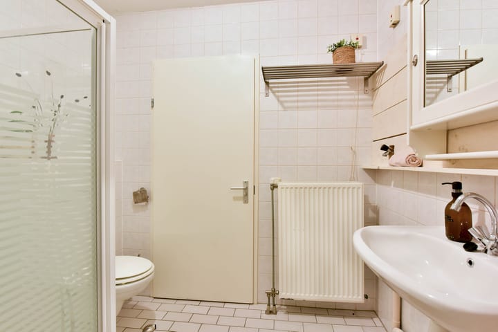 Photo 11 of Leliestraat 4-C