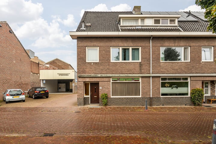 View photo 1 of Overhovenerstraat 12