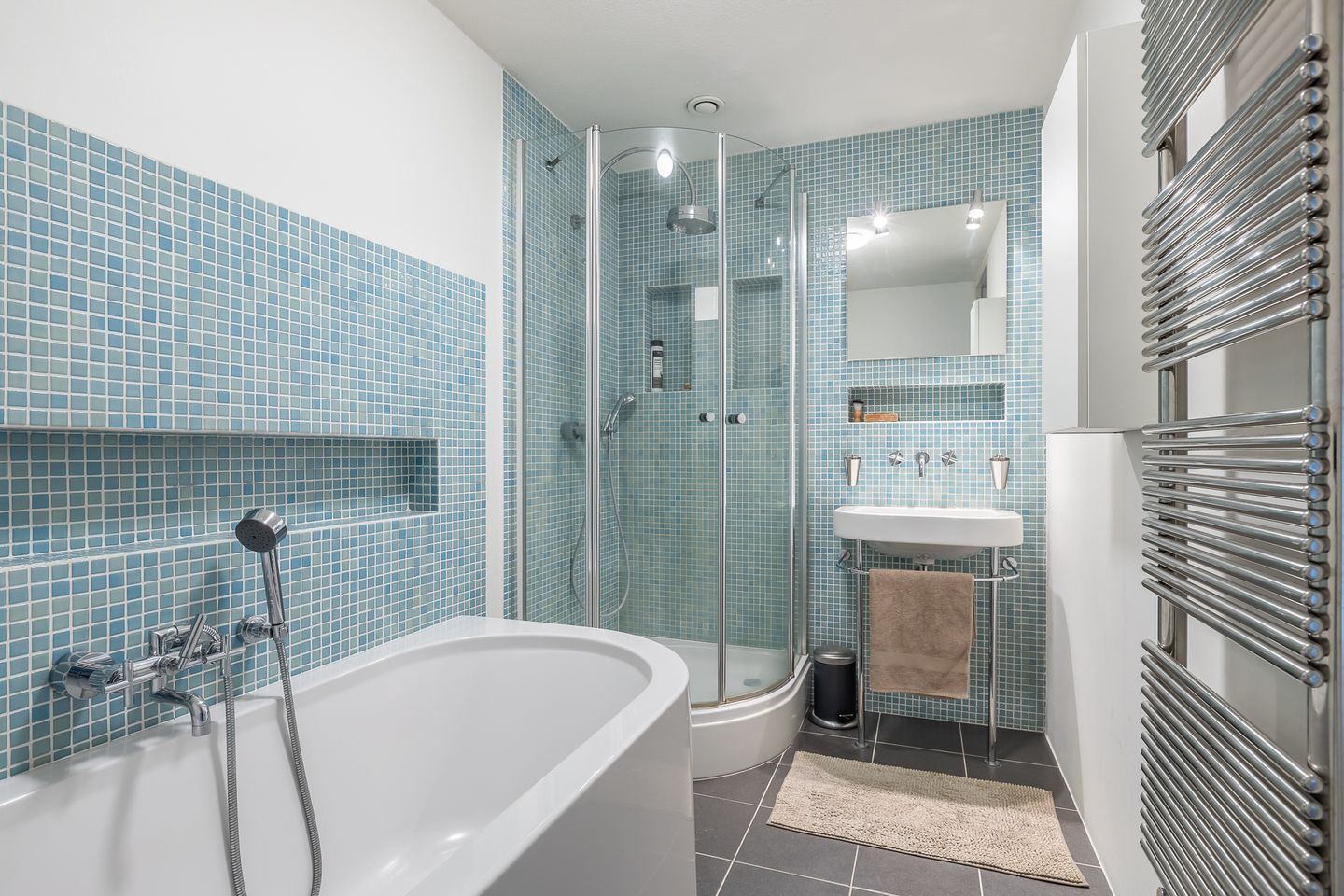 Photo 35 of Karper 47