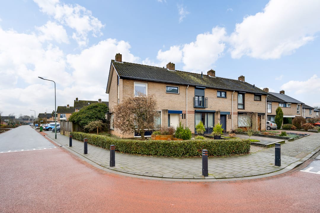 Foto 1 van Burgemeester Moorenstraat 1