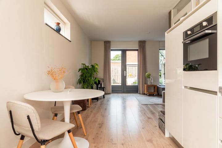 Photo 42 of Johannes Vermeerstraat 23