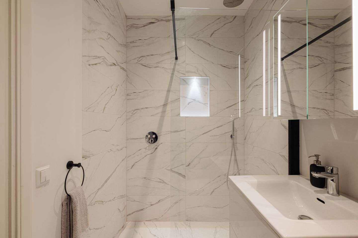 Photo 10 of Van Oldenbarneveldtstraat 57-1