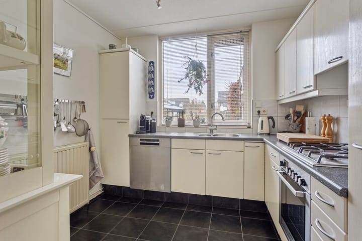 Photo 14 of Mr. R.J. van Beekhoffstraat 27