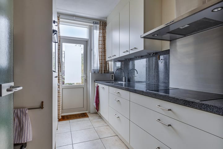 Photo 14 of Landluststraat 32