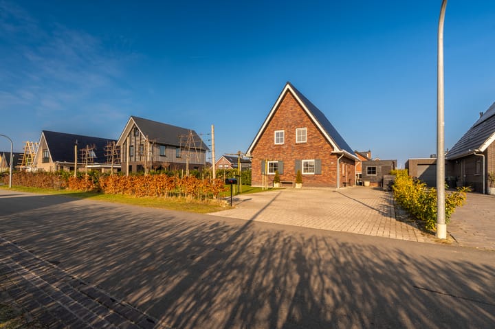 Photo 2 of Leeuwerik 27