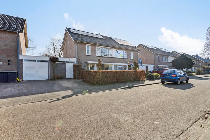 Foto 41 van Adelheid van Voornstraat 8