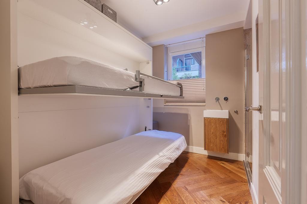 Photo 20 of Johan van Oldenbarneveltlaan 33