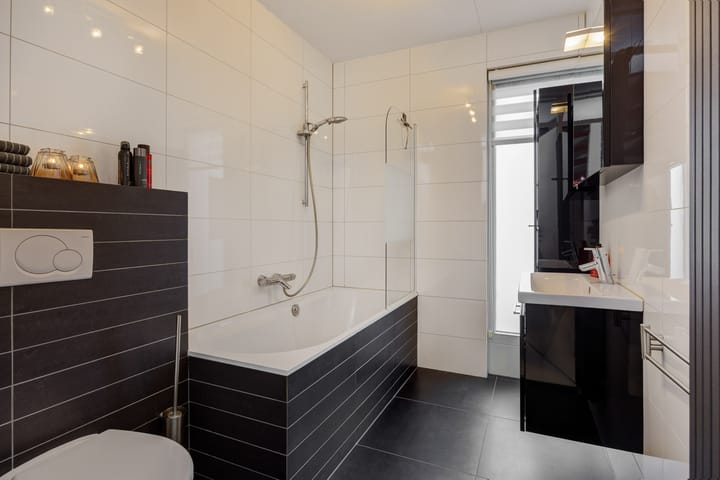 Foto 25 van Donkervoortseloop 28