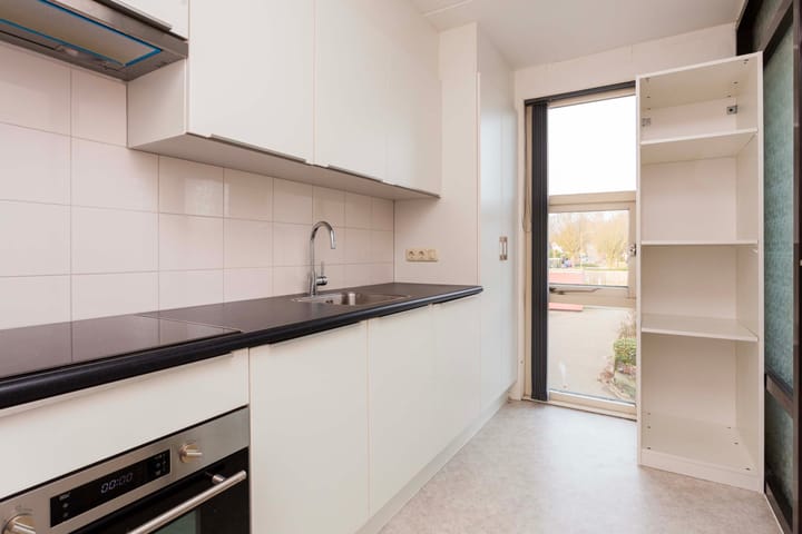 Photo 9 of Suze Groenewegstraat 32