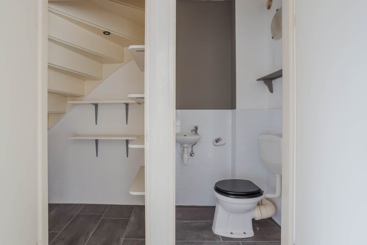 Foto 9 van Burg van Leentstraat 60