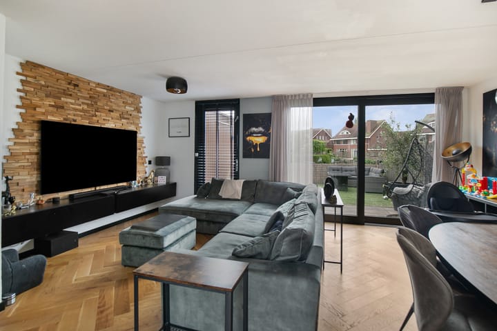 Photo 2 of Louise Kerlinghof 6