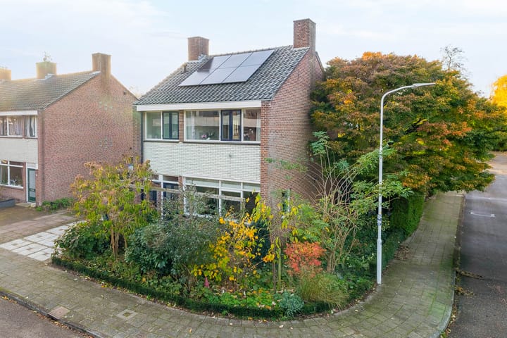 Photo 1 of Van der Waalsstraat 21