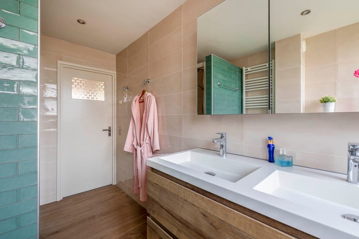 Photo 34 of Van der Waalsstraat 21