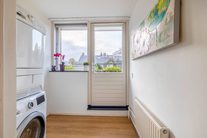 Photo 39 of Van der Waalsstraat 21