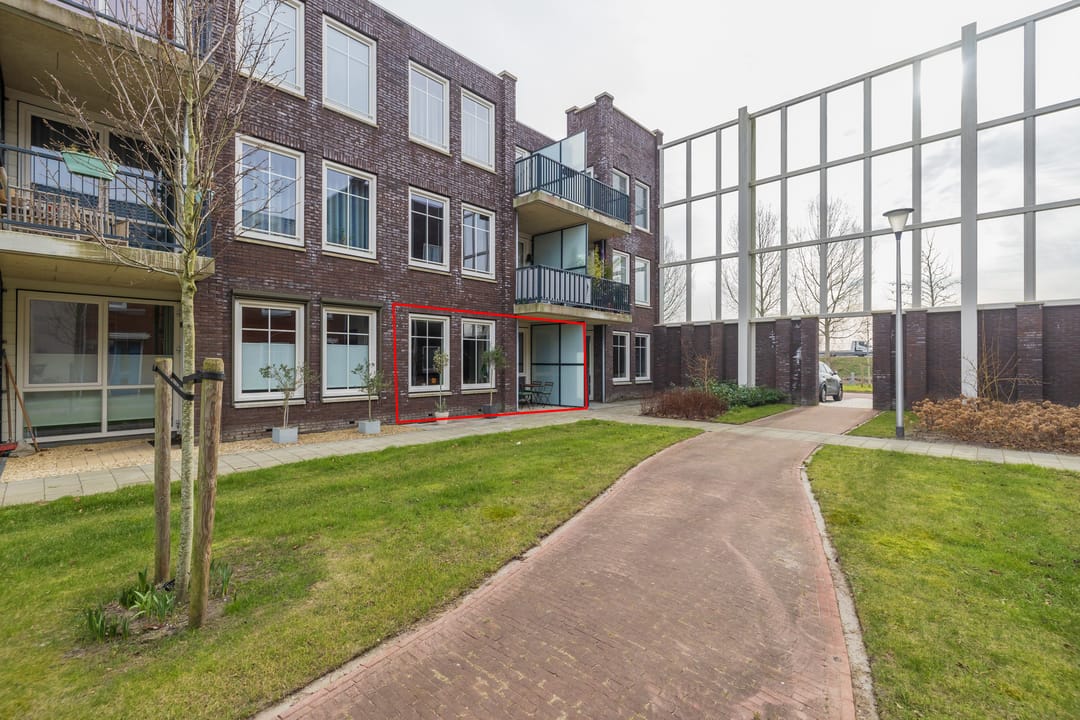 Photo 2 of Anne Frankhove 98