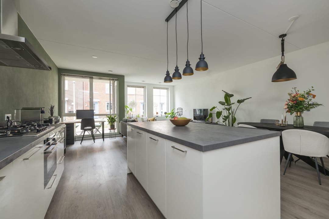 Photo 11 of Anne Frankhove 98