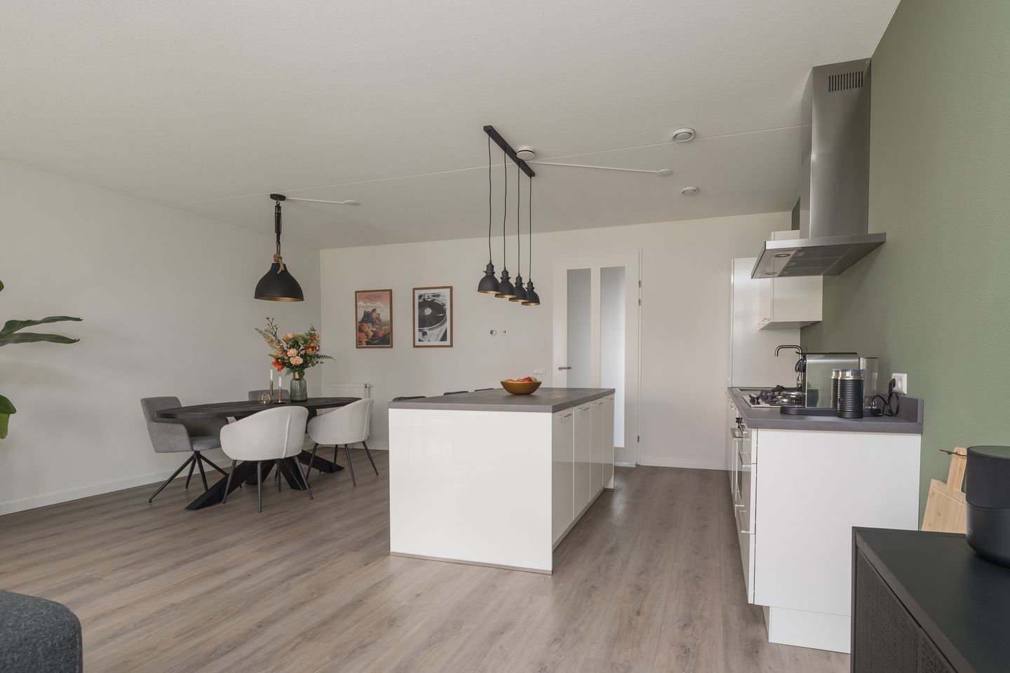 Photo 20 of Anne Frankhove 98