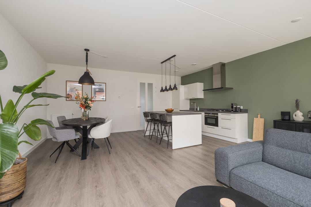 Photo 22 of Anne Frankhove 98